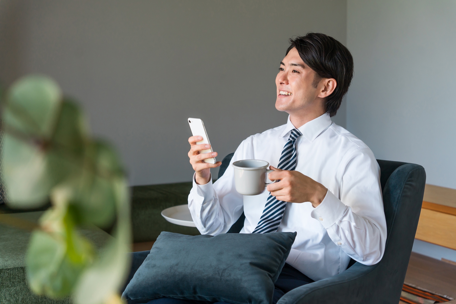 仕事中にスマホをいじってしまう人への対処法と上手な注意方法